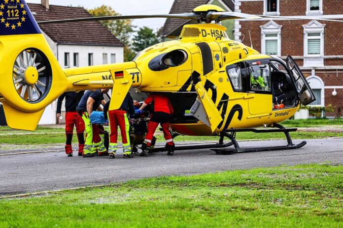 Rettungskräfte fliegen ein schwer verletztes Mädchen aus Herne in ein Krankenhaus.