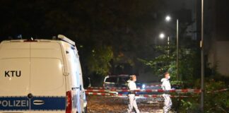 Einsatzkräfte entdeckten die leblose Frau in ihrer Wohnung.