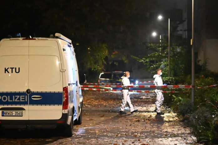 Einsatzkräfte entdeckten die leblose Frau in ihrer Wohnung.