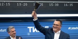 Nach der ersten Börsennotierung von TKMS wird die Glocke geschwungen.