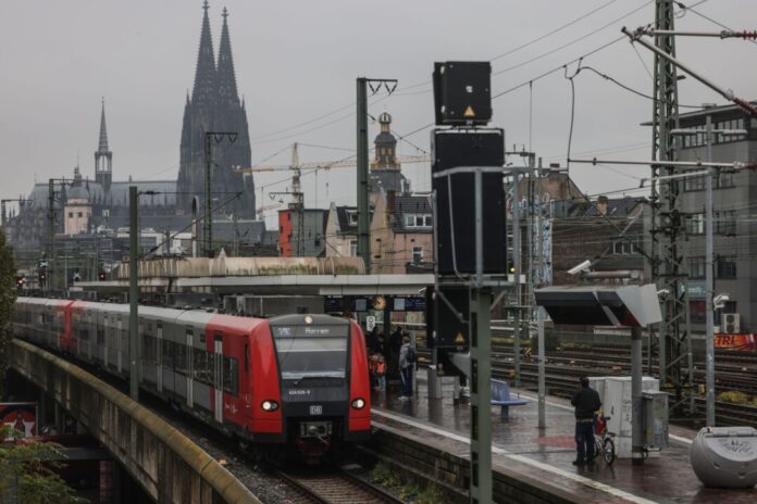 Elektronisches Stellwerk der Bahn in Köln Eine Signalstörung sorgte im Raum Köln bis in die Nacht für Probleme im Regionalverkehr. (Archivbild)
