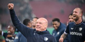 Bochums Pokal-Wünsche: «Nicht Bayern, nicht Dortmund» Geschafft: Trainer Uwe Rösler ballt vor dem Bochumer Fanblock jubelnd die Faust.