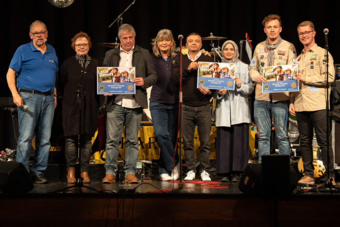 Reinhard Schulkze Neuhoff (Rotary Club Velbert), Ute Rauxloh, Bernd Rotthoff (beide FC Rot-Weiß Heiligenhaus), Renate Zanjani (Lions Club Velbert/Heiligenhaus), Fikret Dogan, Jasmin Dogan (beide Clavis), Jonathan Gemerski, Claas Trappmann (beide Pfadfinder Don Bosco. Foto: privat Reinhard Schulkze Neuhoff (Rotary Club Velbert), Ute Rauxloh, Bernd Rotthoff (beide FC Rot-Weiß Heiligenhaus), Renate Zanjani (Lions Club Velbert/Heiligenhaus), Fikret Dogan, Jasmin Dogan (beide Clavis), Jonathan Gemerski, Claas Trappmann (beide Pfadfinder Don Bosco. Foto: privat