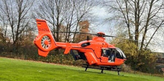 Der Rettungshubschrauber landete auf einer Wiese. Foto: FW Ratingen