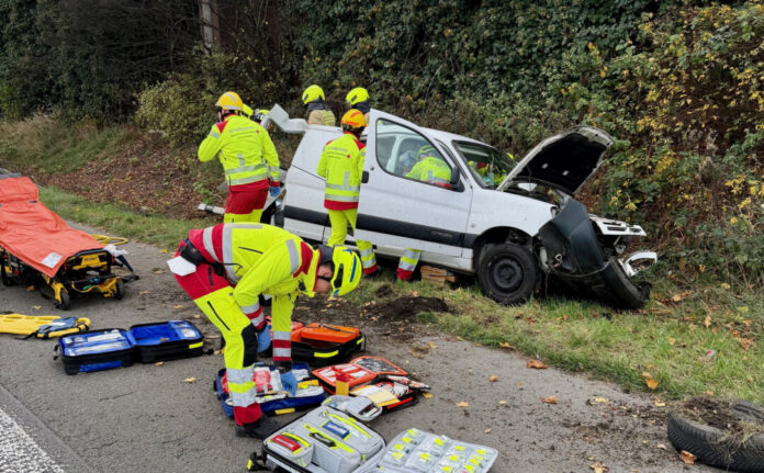 Die Einsatzkräfte bereiten den Fahrer aus dem Auto. Foto: FW Ratingen