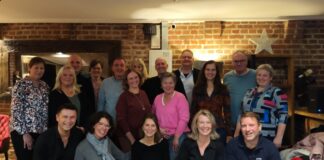 Ehemalige Velberter Realschüler treffen sich: “Besonderes Stück gemeinsamer Geschichte” Die ehemaligen Schülerinnen und Schüler der Klasse 10b der Heinrich-Kölver-Realschule Tönisheide. Foto: privat