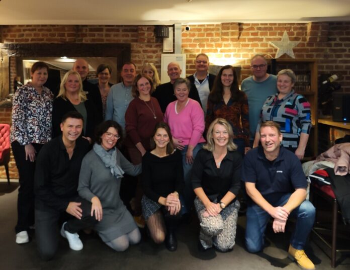 Die ehemaligen Schülerinnen und Schüler der Klasse 10b der Heinrich-Kölver-Realschule Tönisheide. Foto: privat Die ehemaligen Schülerinnen und Schüler der Klasse 10b der Heinrich-Kölver-Realschule Tönisheide. Foto: privat
