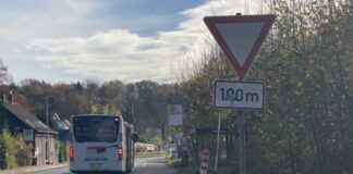 Zugang zu Ratinger Bushaltestelle asphaltiert: “Endlich” Der Zugang zur Haltestelle Krummenweg ist jetzt durch einen Gehweg ersetzt worden. Foto: Grüne Ratingen