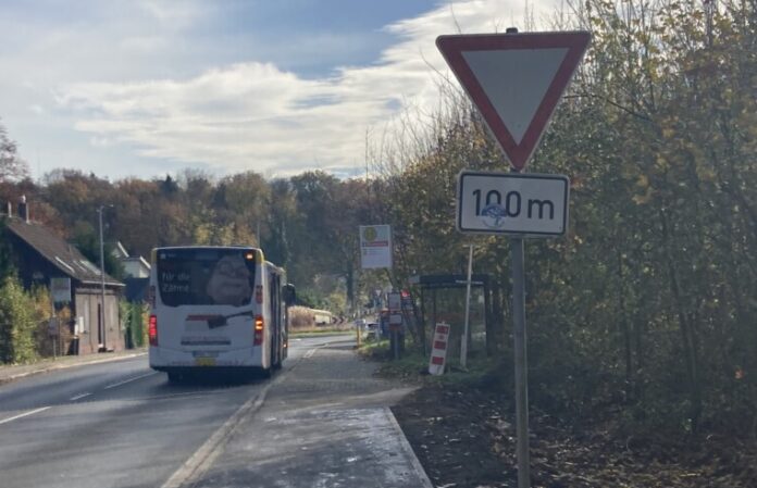 Der Zugang zur Haltestelle Krummenweg ist jetzt durch einen Gehweg ersetzt worden. Foto: Grüne Ratingen