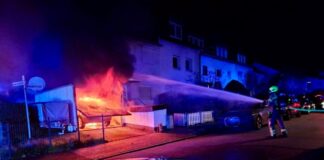 Garagenbrand in Ratingen ruft Feuerwehr auf den Plan Einsatzkräfte löschen an der Wiechertstraße. Foto: FW Ratingen