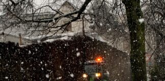 Ratingens Winterdienst ist vorbereitet: “Können bei Bedarf sofort ausrücken” Im vergangenen Winter hat es nur zweimal geschneit - so am 9. Januar 2025, als das kleine Egholm-Fahrzeug den oberen Wehrgang von Schnee befreit hat. Foto: Stadt Ratingen