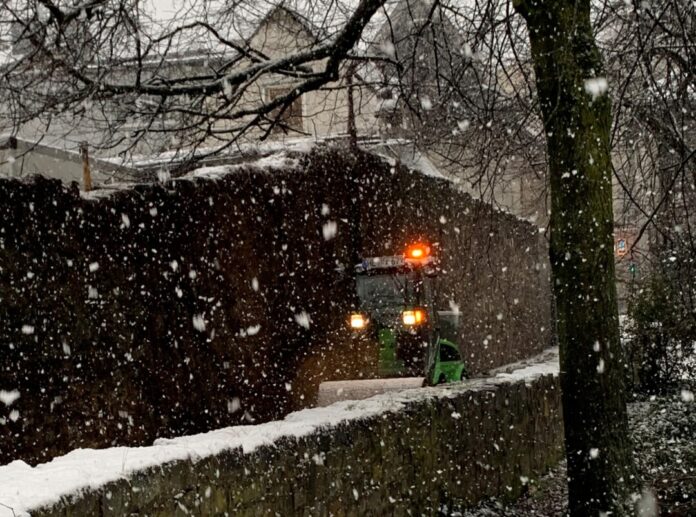 Im vergangenen Winter hat es nur zweimal geschneit - so am 9. Januar 2025, als das kleine Egholm-Fahrzeug den oberen Wehrgang von Schnee befreit hat. Foto: Stadt Ratingen Im vergangenen Winter hat es nur zweimal geschneit - so am 9. Januar 2025, als das kleine Egholm-Fahrzeug den oberen Wehrgang von Schnee befreit hat. Foto: Stadt Ratingen