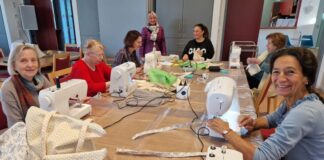 Mehrgenerationentreff strickt für Weihnachtsmarkt in Tiefenbroich Die Näh-Gruppe mit Hanne Brauer-Sassenrath, Marian Tomczyk, Ekateriena Dill, Ulrike Toutsidis, Meliha Üryan, Wilma Pfecht und Marina Brauer (von links nach rechts) war fleißig und bietet ihre handgefertigten Stücke auf dem Tiefenbroicher Weihnachtsmarkt zum Verkauf an. Foto: Stadt Ratingen