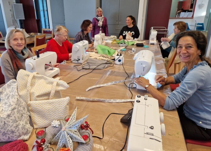 Die Näh-Gruppe mit Hanne Brauer-Sassenrath, Marian Tomczyk, Ekateriena Dill, Ulrike Toutsidis, Meliha Üryan, Wilma Pfecht und Marina Brauer (von links nach rechts) war fleißig und bietet ihre handgefertigten Stücke auf dem Tiefenbroicher Weihnachtsmarkt zum Verkauf an. Foto: Stadt Ratingen Die Näh-Gruppe mit Hanne Brauer-Sassenrath, Marian Tomczyk, Ekateriena Dill, Ulrike Toutsidis, Meliha Üryan, Wilma Pfecht und Marina Brauer (von links nach rechts) war fleißig und bietet ihre handgefertigten Stücke auf dem Tiefenbroicher Weihnachtsmarkt zum Verkauf an. Foto: Stadt Ratingen