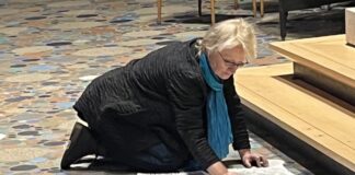 Stadtwerke Erkrath stellen neue Kunstwerke aus Künstlerin Jutta Flora Holz-Nauert präsentiert Ihre Gemälde. Foto: Stadtwerke Erkrath