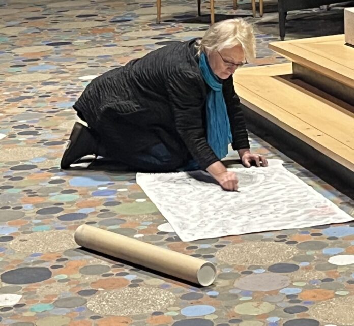 Künstlerin Jutta Flora Holz-Nauert präsentiert Ihre Gemälde. Foto: Stadtwerke Erkrath