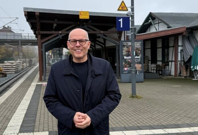 Peter Beyer am Bahnhof in Hösel. Foto: Büro Peter Beyer
