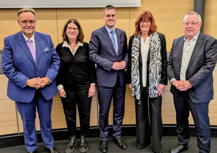 2025-11-19neu gewählte Bürgermeister Bürgermeister Patrick Anders (Mitte) und seine Stellvertreter (v.l.n.r.): Michael Droste, Barbara Esser, Rosa-Maria Kaleja und Detlev Czoske. Foto: Stadt Ratingen