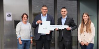Kita „Alter Kirchweg“ geht im Februar an den Start Symbolische Schlüsselübergabe für die neu gebaute Kita am Alten Kirchweg 49 (von links): Interimsdezernentin und Jugendamtsleiterin Sabine Klocke, WoGeRa-Vorstand Volkmar Schnutenhaus, Bürgermeister Patrick Anders und die künftige Kita-Leiterin Isabell Lindner. Foto: Stadt Ratingen