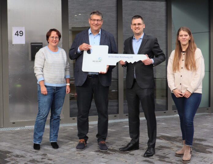 Symbolische Schlüsselübergabe für die neu gebaute Kita am Alten Kirchweg 49 (von links): Interimsdezernentin und Jugendamtsleiterin Sabine Klocke, WoGeRa-Vorstand Volkmar Schnutenhaus, Bürgermeister Patrick Anders und die künftige Kita-Leiterin Isabell Lindner. Foto: Stadt Ratingen