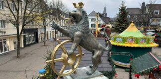 Der Löwe auf dem Marktbrunnen grüßt in neuem Glanz von seiner Säule. Foto: Stadt Ratingen