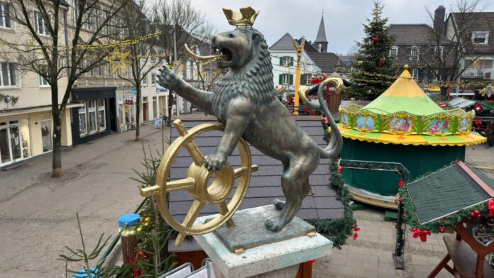 Der Löwe auf dem Marktbrunnen grüßt in neuem Glanz von seiner Säule. Foto: Stadt Ratingen Der Löwe auf dem Marktbrunnen grüßt in neuem Glanz von seiner Säule. Foto: Stadt Ratingen