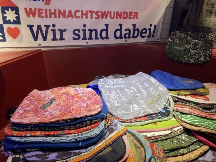 2025-11-27-Weihnachtswunder Ab sofort können selbst genähte Taschen für den guten Zweck erworben werden. Foto: Stadt Ratingen