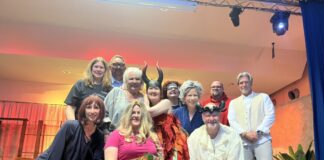 Foto von 09.11.2025 - hintere Reihe: Stefanie Zielke, Holger Rennett, Gisela Lüker, Andrea Baade, Jasmin Pilato, Britta Ludwig, Steffen Vogel (Autor des Stücks), Eric Schrooten - vordere Reihe: Melanie Jastram, Ilona Gogolin, Klaus Melcher (Ratinger Rampenlichter e. V.)