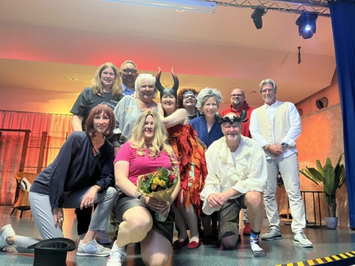 Foto von 09.11.2025 - hintere Reihe: Stefanie Zielke, Holger Rennett, Gisela Lüker, Andrea Baade, Jasmin Pilato, Britta Ludwig, Steffen Vogel (Autor des Stücks), Eric Schrooten - vordere Reihe: Melanie Jastram, Ilona Gogolin, Klaus Melcher (Ratinger Rampenlichter e. V.)