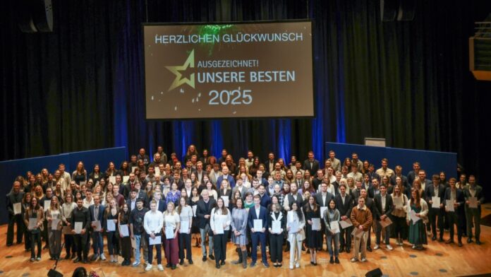 Die besten "Kammerazubis" wurden geehrt. Foto: IHK Düsseldorf / Melanie Zanin