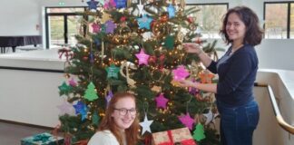 Weihnachtsbaum im Aalto-Theater erfüllt Kinderwünsche Der Wunschbaum im Essener Aalto-Theater soll Kinderaugen zum Leuchten bringen: Die Kulturvermittlerinnen des Aalto-Theaters, Julia Schreiber und Katharina Blanke, mit ersten Päckchen. Foto: TUP