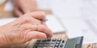 45 Jahre ackern mit Durchschnittsgehalt: So hoch is die Rente Rente und Altersvorsorge sind Themen, um die man sich frühzeitig kümmern sollte. Foto: VZ NRW/adpic