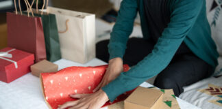 Weihnachten geht auch nachhaltig - passende Geschenke kann man aus vielen Produktbereichen finden. Foto: VZ NRW/adpic