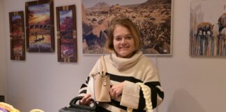 Martina Vogt hat schon mal alle Taschen zusammengepackt, die sie auf dem Weihnachtsmarkt verkaufen wird, Bild Alexander Heinz