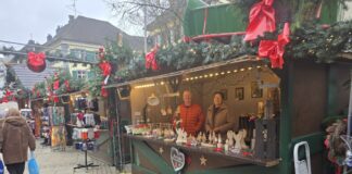 Der Zirbenschnitzer Griesat hat seinen ersten Auftritt auf dem Ratinger Weihnachtsmarkt bereits gehabt - ab Mitte Dezember kann man die Holzkunstwerke erneut bestaunen. Foto: Heinz