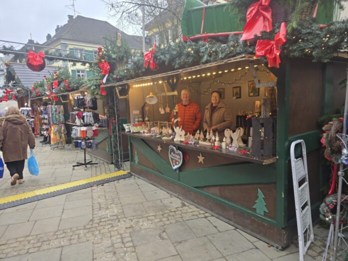 Der Zirbenschnitzer Griesat hat seinen ersten Auftritt auf dem Ratinger Weihnachtsmarkt bereits gehabt - ab Mitte Dezember kann man die Holzkunstwerke erneut bestaunen. Foto: Heinz