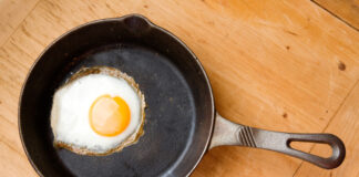 Gusseisenpfannen muss man einbrennen, dann haften Lebensmittel auch hier weniger. Foto: VZ NRW/adpic