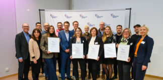 Vertreter der Debütanten zusammen mit Bürgermeisterin Clara Gerlach (DUS) und Kreisdirektor Philipp Gilbert aus Mettmann sowie Katrin Sagebaum (Competentia), Mirka Dickmann (Competentia) und Stephan Jäger (IHK Düsseldorf). Foto: A. Bolle