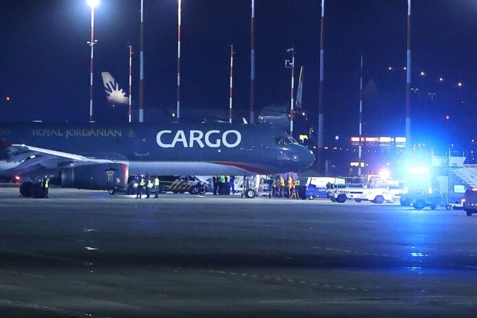 Frachtmaschine muss in Düsseldorf landen Die Maschine war auf dem Weg von Maastricht in den Niederlanden nach Amman in Jordanien.