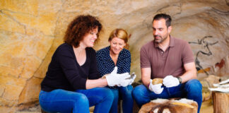 Neanderthal-Museum: Fachleute prüfen Funde aus Stein und Knochen Am sogenannten Bestimmungstag können Besucher ihre Funde überprüfen lassen. Foto: Neanderthal-Museum