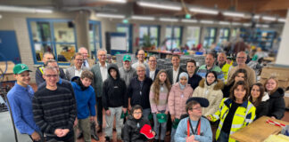 Schülerinnen und Schüler der Förderschulen, Mitarbeitende der WfB, sowie v.l.: Vorne stehend: 5. Bernd Jordan (Schulleiter Förderzentrum Nord), 9. Tanja Smigoc (Kreisverkehrswacht) Mitte: Rainer Gölz (CEO WITTE Automotive), Nils Hanheide (Kreisdezernent), Sascha Becker (Vorsitzender Kreisverkehrswacht), Christian Schulz (DEKRA), Nico Schmidt (stv. Bürgermeister) Hinten: Andreas Werner (Polizei), Klaus Gebauer (Geschäftsführer WfB), Johannes Förster (Werkstattleiter WfB), Bojan Smigoc (Kreisverkehrswacht), Stefan Lindemann (Schule am Thekbusch). Foto: Kreisverkehrswacht