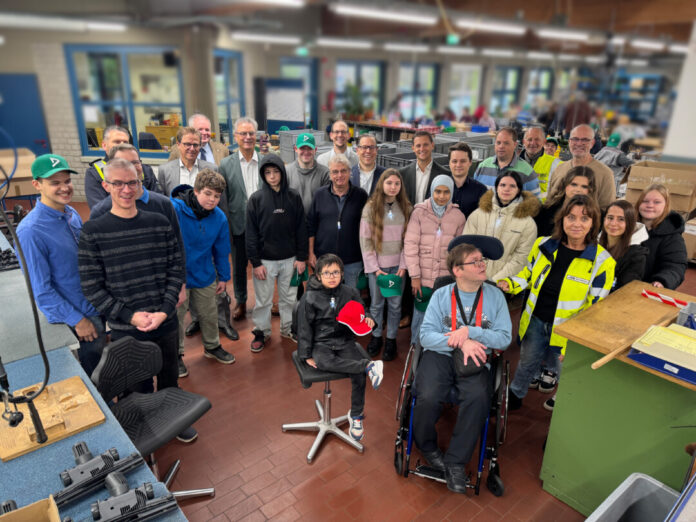 Schülerinnen und Schüler der Förderschulen, Mitarbeitende der WfB, sowie v.l.: Vorne stehend: 5. Bernd Jordan (Schulleiter Förderzentrum Nord), 9. Tanja Smigoc (Kreisverkehrswacht) Mitte: Rainer Gölz (CEO WITTE Automotive), Nils Hanheide (Kreisdezernent), Sascha Becker (Vorsitzender Kreisverkehrswacht), Christian Schulz (DEKRA), Nico Schmidt (stv. Bürgermeister) Hinten: Andreas Werner (Polizei), Klaus Gebauer (Geschäftsführer WfB), Johannes Förster (Werkstattleiter WfB), Bojan Smigoc (Kreisverkehrswacht), Stefan Lindemann (Schule am Thekbusch). Foto: Kreisverkehrswacht