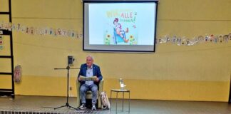 Landtagsabgeordneter liest vor: “Wir gehören alle zusammen!”