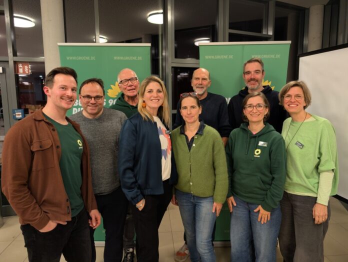 Der neue Vorstand der Ratinger Grünen: Sascha Buselmeier, Ludger Unland, Alexander Wirth, die beiden Sprecherinnen Irma Schweiger und Maisha Morgenroth, Thomas Kneisle, Piet Hülsmann, Katrin Pflügge und Annett Matthes. Foto: B90/DIE GRÜNEN Ratingen