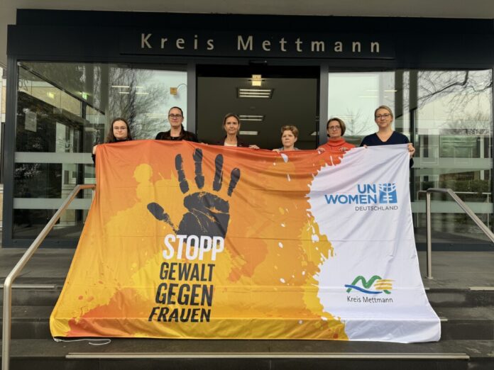 Sharon-Madeline Förstel (Auszubildende beim Kreis Mettmann), Sandra Leu (stellvertretende Gleichstellungsbeauftragte), Landrätin Dr. Bettina Warnecke, Anne Sauter (stellvertretende Gleichstellungsbeauftragte), Claudia Kaiser (Stabsstelle Gewaltschutz) und Jana Lihl (Gleichstellungsbeauftragte Kreis Mettmann). Foto: Kreis ME