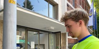 Westnetz-Mitarbeiter Tim van Terwingen testet den QR-Code an einer Leuchte vor dem Rathaus. Foto: Westenergie AG / Judith Meuter