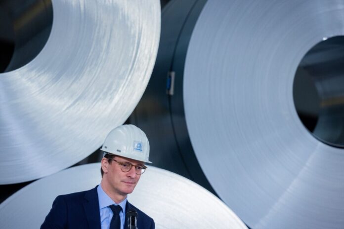 NRW-Ministerpräsident Hendrik Wüst (CDU) mahnt vor dem «Stahlgipfel» deutliche Entlastungen der Unternehmen an. (Archivbild)