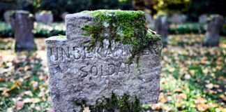Skelett im Bombentrichter – Volksbund birgt weiter Soldaten Moos wächst auf dem Grabstein eines unbekannten Soldaten - er starb vor rund 80 Jahren bei den Kämpfen am Niederrhein.