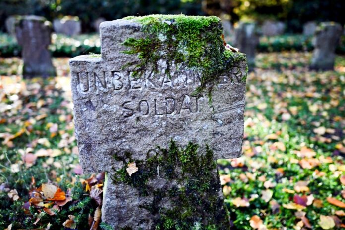 Umbetter Volksbund Deutsche Kriegsgräberfürsorge Moos wächst auf dem Grabstein eines unbekannten Soldaten - er starb vor rund 80 Jahren bei den Kämpfen am Niederrhein.