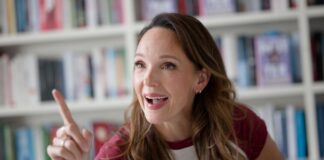 Carolin Kebekus: Kerzen-Schreck am ersten Kindergeburtstag Das Kind von Carolin Kebekus hat an seinem ersten Geburtstag auf eine Kerze gehauen.